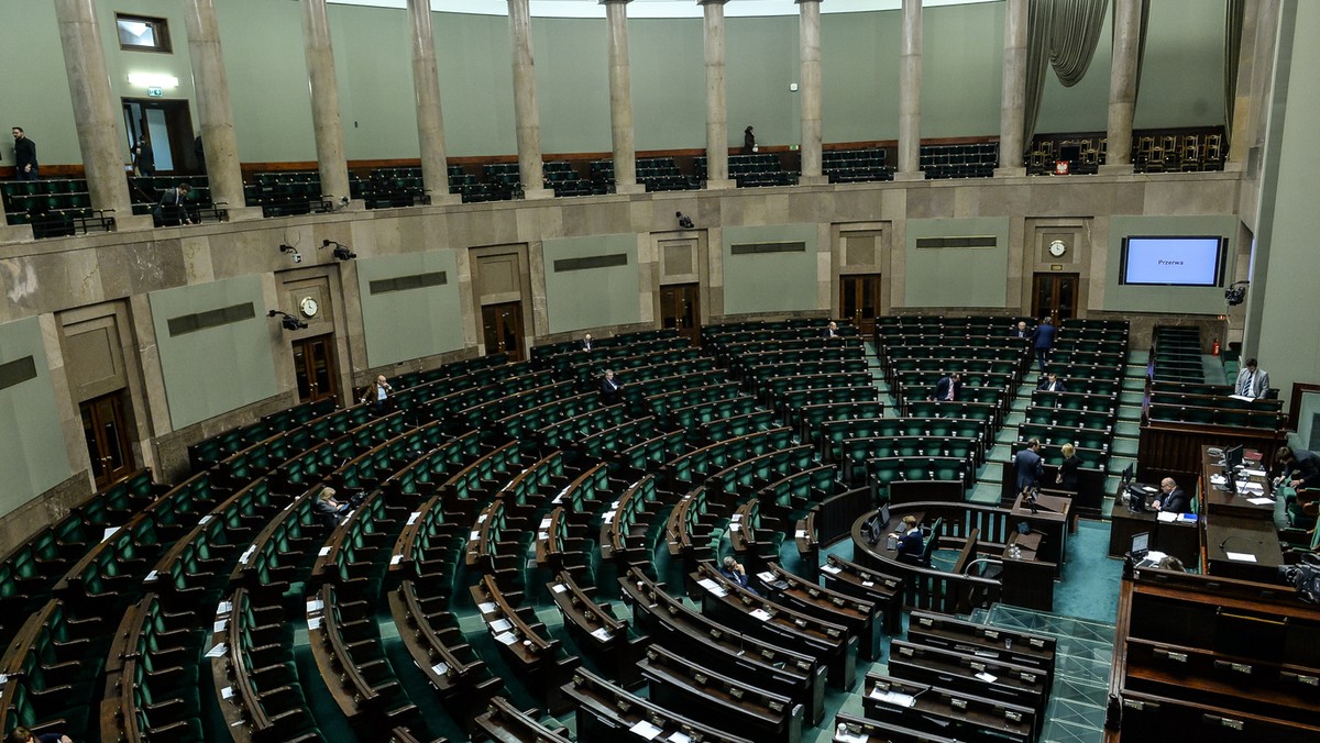 Kluby opozycyjne złożyły wnioski o odrzucenie w pierwszym czytaniu projektu ustawy o Prokuratorii Generalnej Rzeczypospolitej Polskiej. Zdaniem rządu projekt ten bazuje na doświadczeniach obecnej Prokuratorii Generalnej Skarbu Państwa i poszerza jej kompetencje.