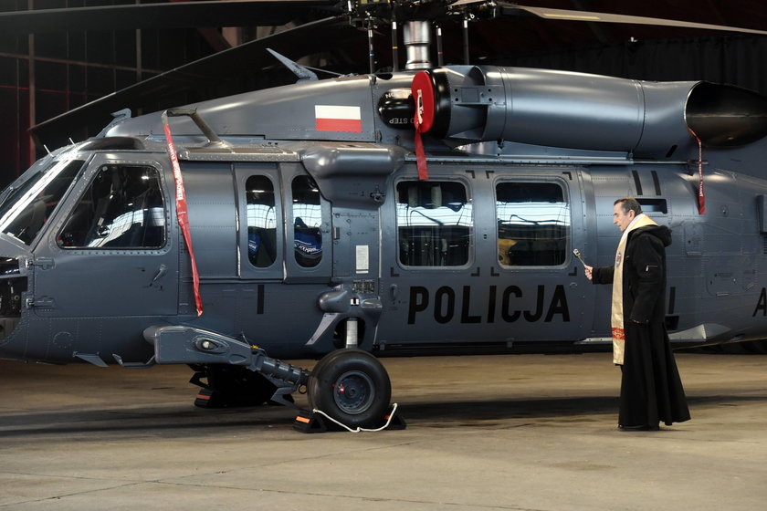 Dwa śmigłowca Black Hawk w polskiej policji
