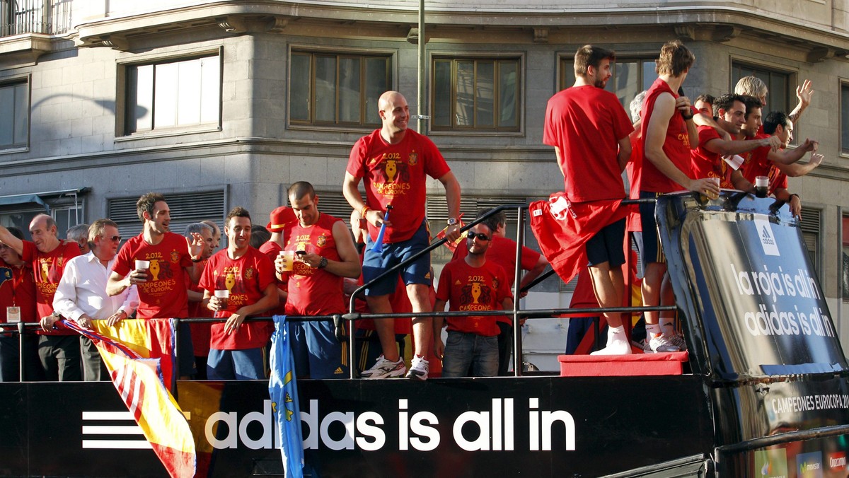 Piłkarska reprezentacja Hiszpanii wygrała Euro 2012. W poniedziałek w Madrycie zawodnicy odwiedzili prezydenta, jechali w odkrytym autobusie, śpiewali na scenie i wspólnie z kibicami świętowali sukces (Fot. PAP/EPA).