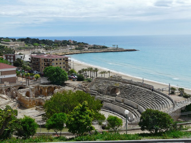 <strong>Terragona</strong>
<br></br>
Całkiem duże miasto nad Morzem Śródziemnym, we wschodniej części południowego wybrzeża. Tarragona słynie przede wszystkim z zabytków okresu rzymskiego.
<br></br>
Na zdjęciu widoczne są pozostałości amfiteatru rzymskiego, powstałego w II w. leżą za murami, w pobliżu brzegu morza. W jego obrębie znajdują się ruiny kościoła zbudowanego przez Wizygotów. W średniowieczu z amfiteatru korzystano jako z kamieniołomu, dostarczającego budulec do wznoszenia domów i świątyń.
<br></br>
Z okresu średniowiecza w mieście pozostało wiele zabytków, m.in. starówka z ukończoną w XIV wieku katedrą romańską. W czasach nowożytnych powstało kilka ciekawych budowli secesyjnych.
<br></br>