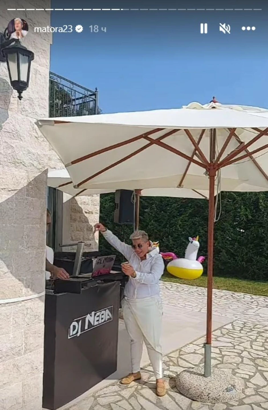 Matora daje bakšiš na svadbi