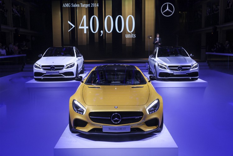 Wśród bogatej oferty koncernu Mercedes-Benz AG znalazły się modele Mercedes-AMG w wersji GT, (na środku zdjęcia) i C63 <br><br>fot.  Balint Porneczi/Bloomberg.