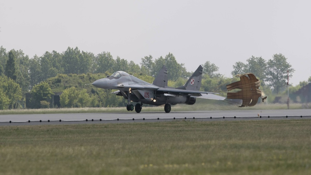 Wojskowa komisja bada awarię myśliwca MIG-29, w którym w ubiegłym tygodniu przestał pracować jeden z dwóch silników. Maszyna bezpiecznie wylądowała, ale do czasu wyjaśnienia przyczyn loty na samolotach tego typu zostały wstrzymane.