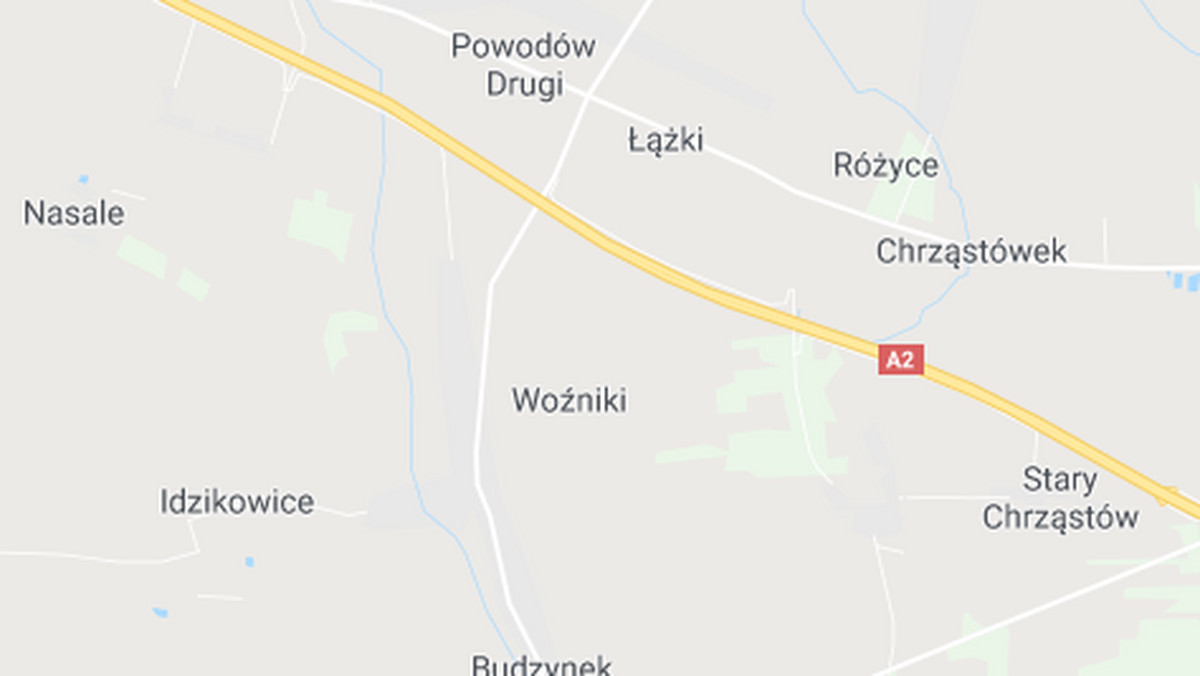 Do wypadku doszło dziś nad ranem na autostradzie A2 w okolicach miejscowości Różyce (Łódzkie), gdzie samochód osobowy zjechał z drogi i uderzył w bariery. W wyniku zdarzenia zginęła 28-letnia kobieta, a dwie osoby zostały ranne. Utrudnienia w tym miejscu mogą potrwać do trzech godzin. 