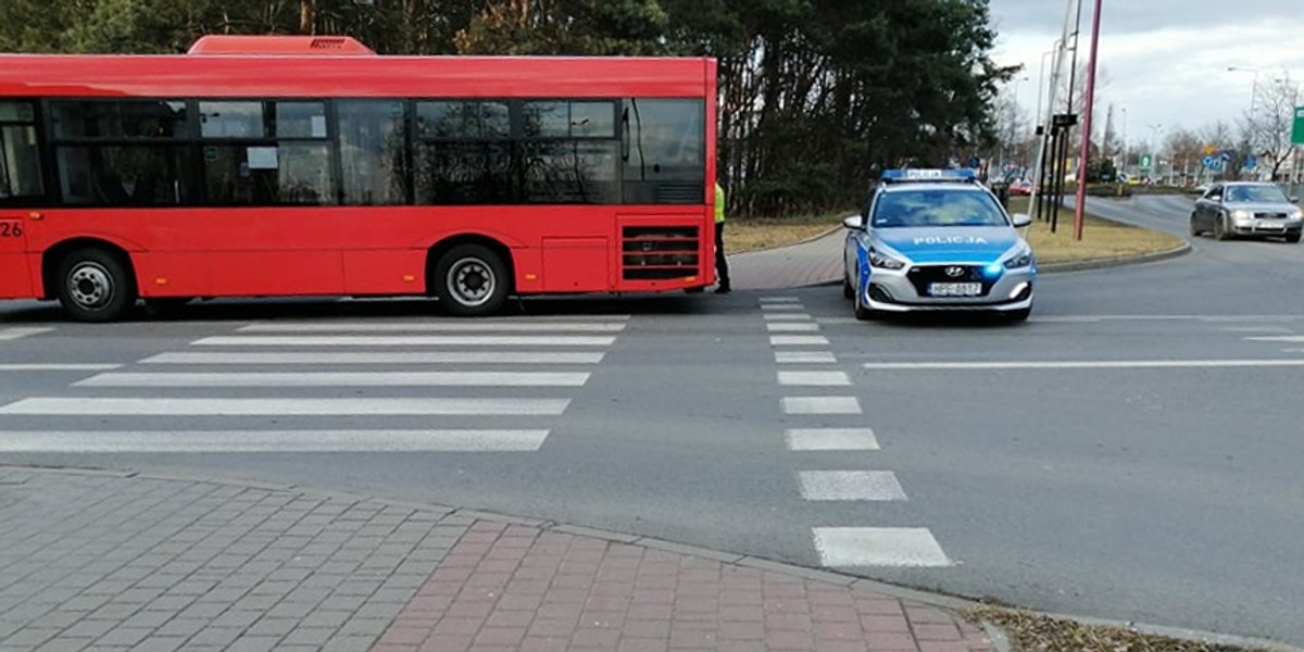 Potrącona przez autobus 71-latka została przewieziona do szpitala. 