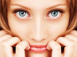 Wytrzeszcz oczu – problemy z tarczycą, a zbyt cienkie brwi...?