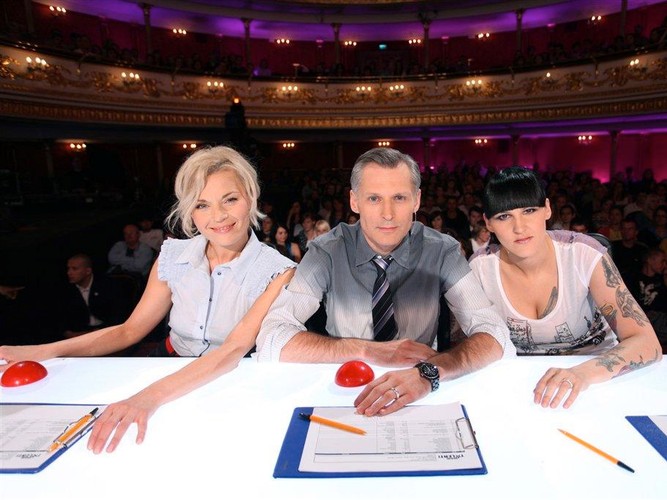 Robert Kozyra miał być godnym następcą Kuby Wojewódzkiego w programie 'Taniec z gwiazdami'. Niestety, dziennikarzowi zabrakło charyzmy i poczucia humoru jego poprzednika