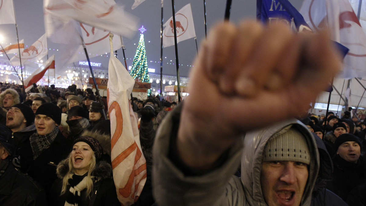 Główna oficjalna gazeta białoruska "SB. Biełaruś Siegodnia" oskarża służby specjalne Polski i Niemiec o "przyłożenie ręki" do wydarzeń w Mińsku z 19 grudnia.