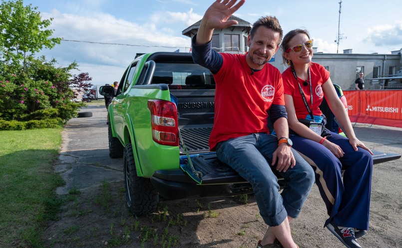 Bartłomiej Topa i Anna Cieślak na pace L200