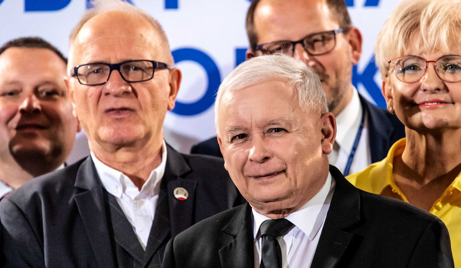 Przewodniczący Rady Mediów Narodowych Krzysztof Czabański (2L) i prezes PiS Jarosław Kaczyński (3L) podczas konwencji PiS we Włocławku (19. 09. 2019).