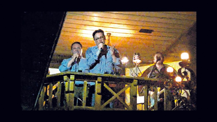 Duet „bivši ministri“: Pitić i Vlahović pevali pesme Čole, „Čorbe“... na oduševljenje pune kafane