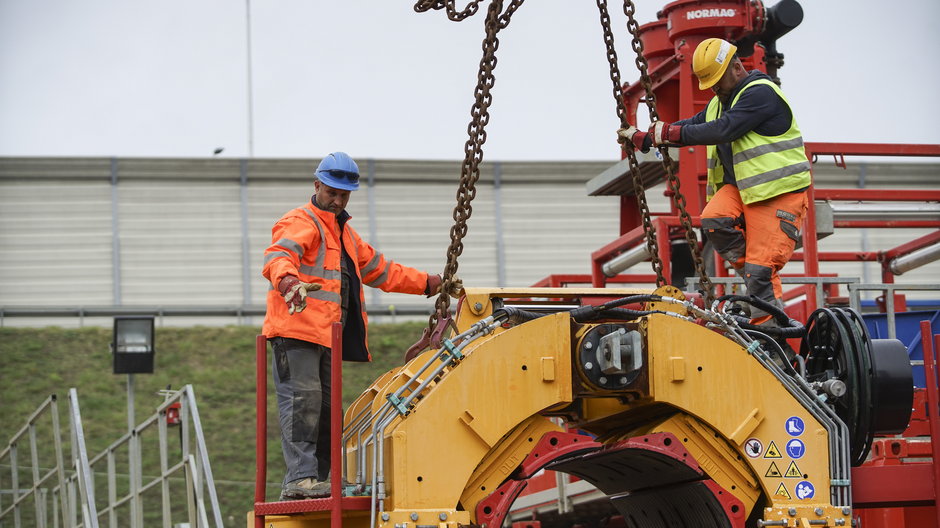 Elementy maszyny drążącej już na placu budowy nowego rurociągu pod dnem Wisły 