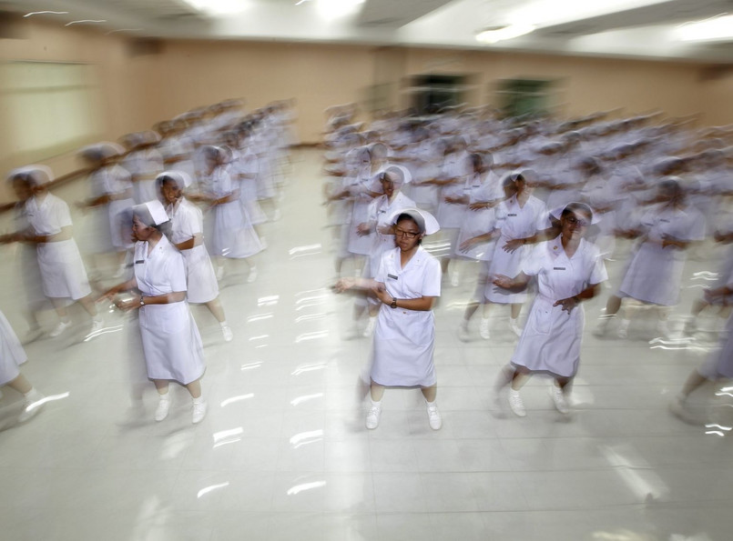 Studentki ćwiczą taniec w Szkole dla Pielęgniarek Królewskich Tajskich Sił Powietrznych