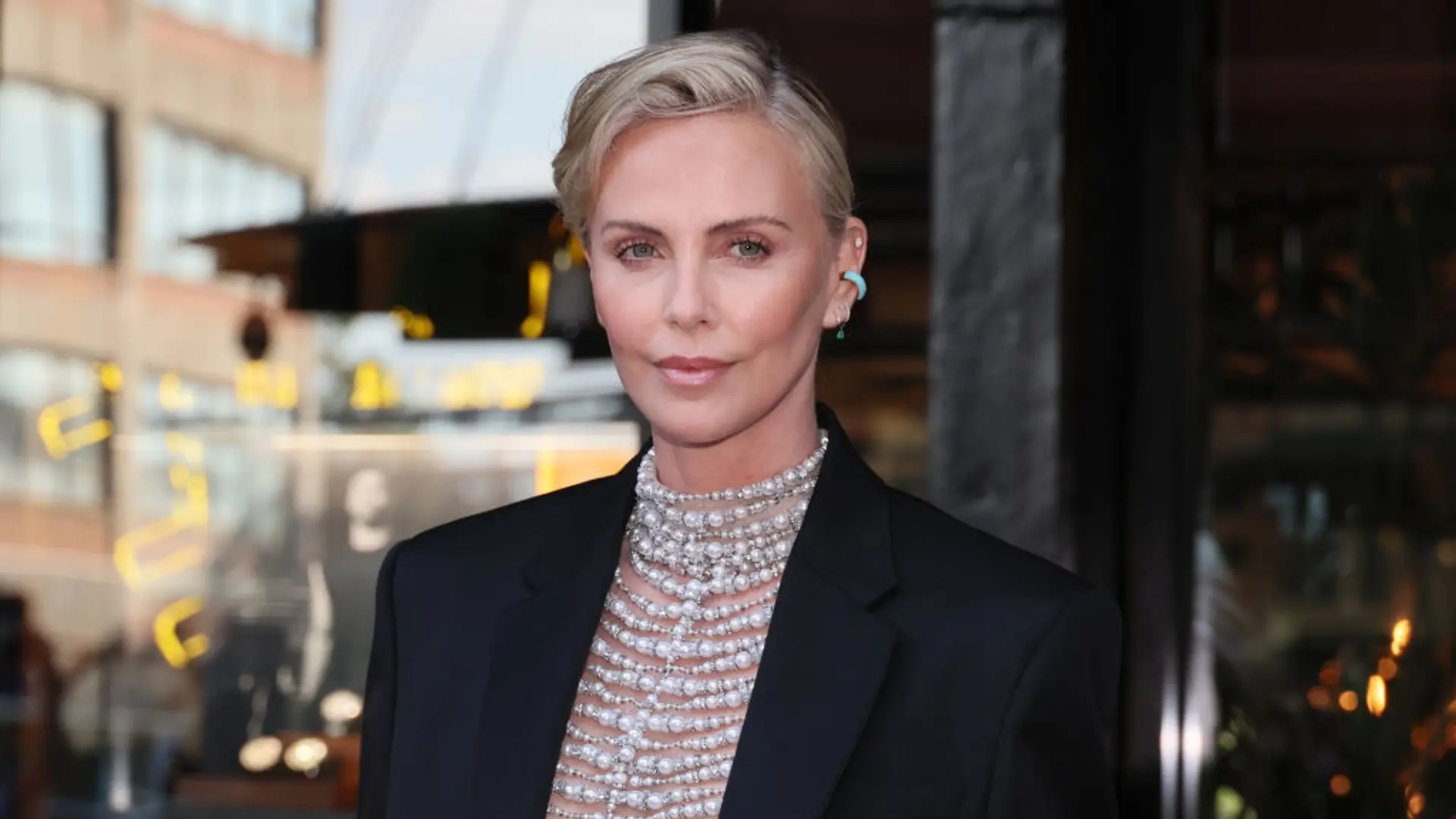 "Słyszałam strzały i krzyczącą mamę. Potem zobaczyłam leżącego ojca". Charlize Theron długo ukrywała tajemnicę