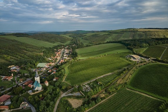 Budynek ukryty w zboczu. Oto winiarnia Gurdau w Czechach.