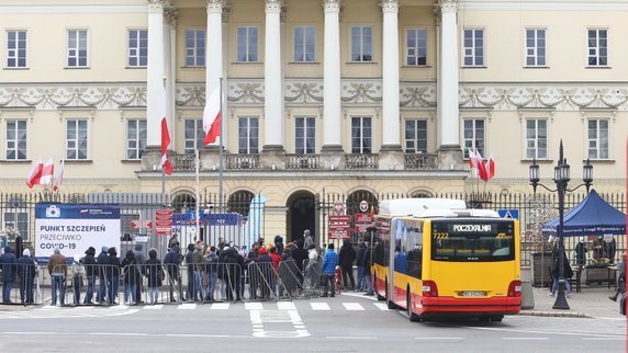 Kolejka do punktu szczepień w Warszawie