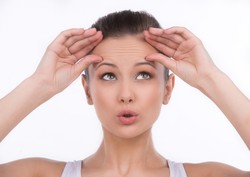 Pozornie nieszkodliwe codzienne nawyki, które przyśpieszają pojawienie się zmarszczek