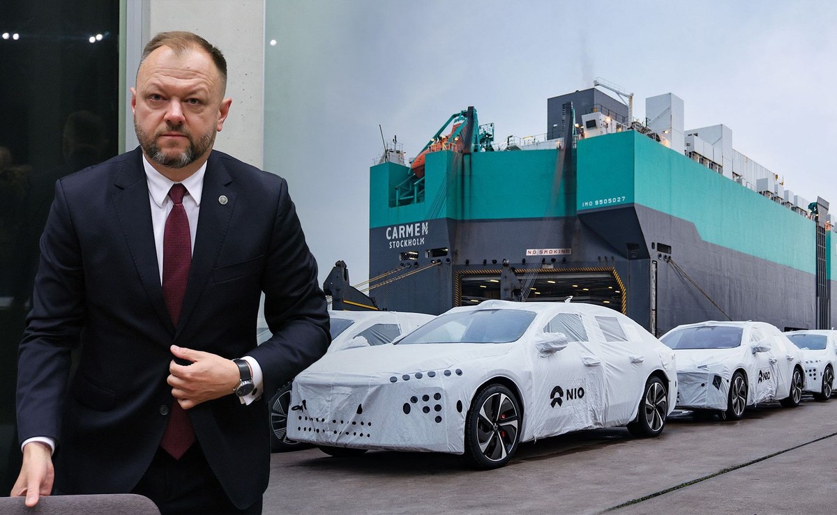 Gen. Maciej Materka na tle chińskich samochodów NIO wyładowywanych ze statku transportowego w porcie