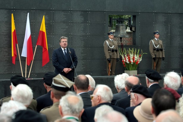 Wystąpienie prezydenta Bronisława Komorowskiego podczas uroczystości. W przeddzień 67. rocznicy wybuchu Powstania Warszawskiego, 32 bm. w Parku Wolności przy Muzeum Powstania Warszawskiego prezydent Bronisław Komorowski odznaczył przedstawicieli środowisk powstańczych i kombatanckich Krzyżami Oficerskimi i Kawalarskimi Orderu Odrodzenia Polski oraz Złotymi Krzyżami Zasługi.