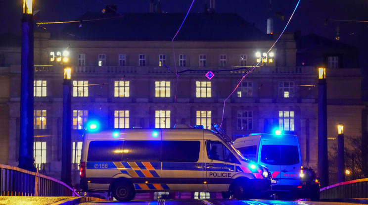 A rendőrség biztosítja a helyszínt a prágai Károly Egyetemnél elkövetett lövöldözést követően 2023. december 21-én. A cseh rendőrség szerint a fegyveres támadás következtében többen életüket vesztették és több tucatnyian megsebesültek. Az elkövetőt ártalmatalnították, de részleteket nem közöltek/Fotó: MTI/AP/Petr David Josek