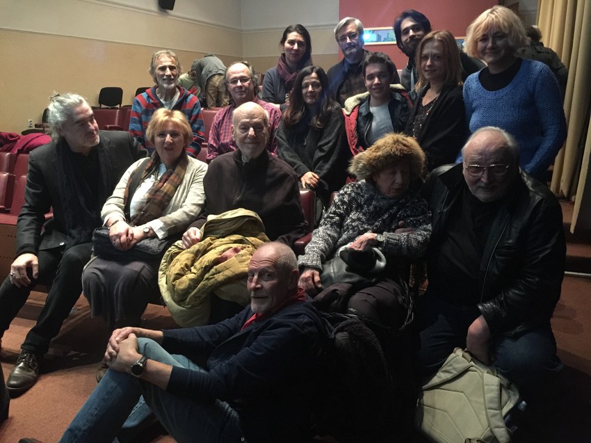 Legende na Festivalu meta filma: Milutin Petrović, Nevena Đonlić, Dušan i Bojana Makavejev, Slobodan Šijan (prvi red), Lazar Stojanović (sedi na podu), Miša Milošević i Saša Radojević (drugi red), iza stoji Petar Jakonić 