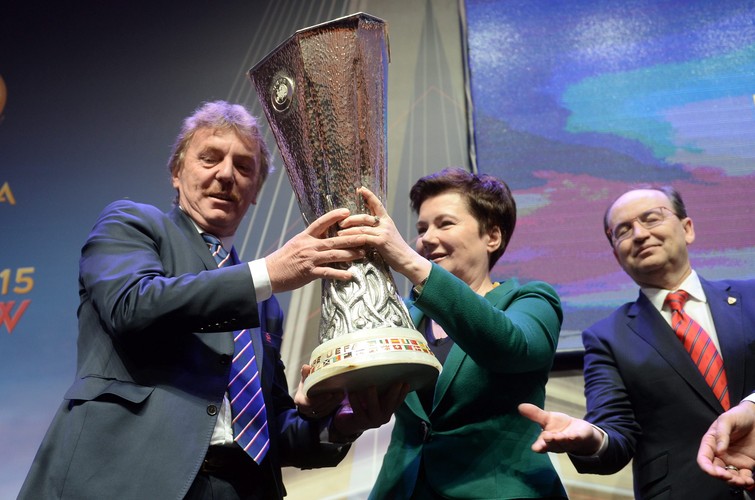Trofeum Ligi Europy w rękach prezydent Warszawy Hanny Gronkiewicz-Waltz