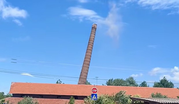 Trenutak rušenja dimnjaka stare ciglane u Zeječaru