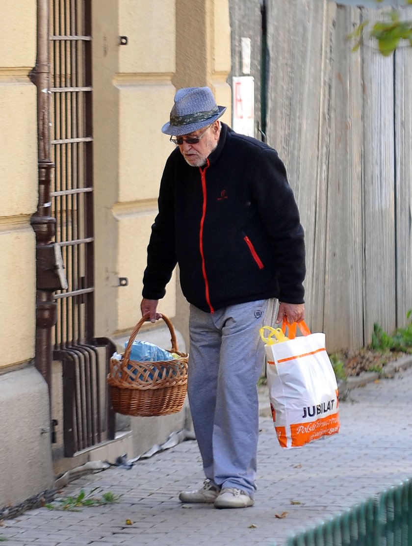 Jan Nowicki robi zakupy na targu