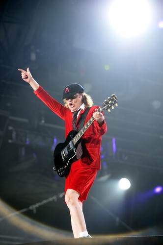 Angus Young podczas koncertu w Warszawie