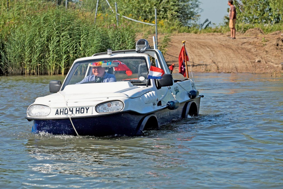 Pływające samochody - Dutton Surf, GAZ-46, Amphicar XL, Beijing Jeep i