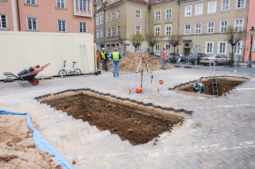 Badania przedłużone. Archeolodzy zostają na Placu Kolegiackim do grudnia