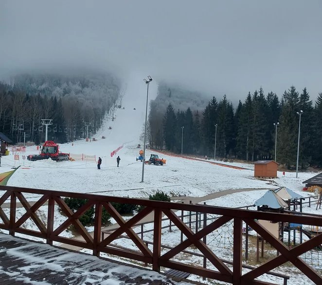 fot. Góra Dzikowiec "Chata Dzika" - widok na stok