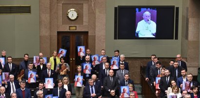 Posłowie w obronie papieża. Sejm przyjął specjalną uchwałę