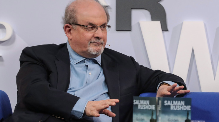 Salman Rushdie a színpadon, másodpercekkel a merénylet előtt /Fotó: Profimedia