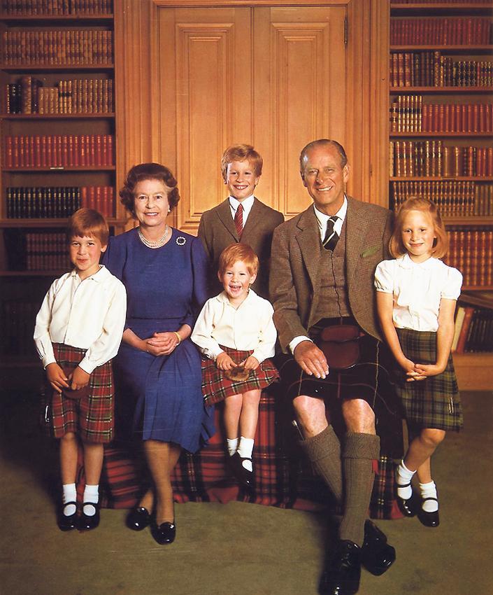 Erzsébet és Fülöp az unokákkal:  Vilmossal (balra), Harryvel, Peterrel és Zarával