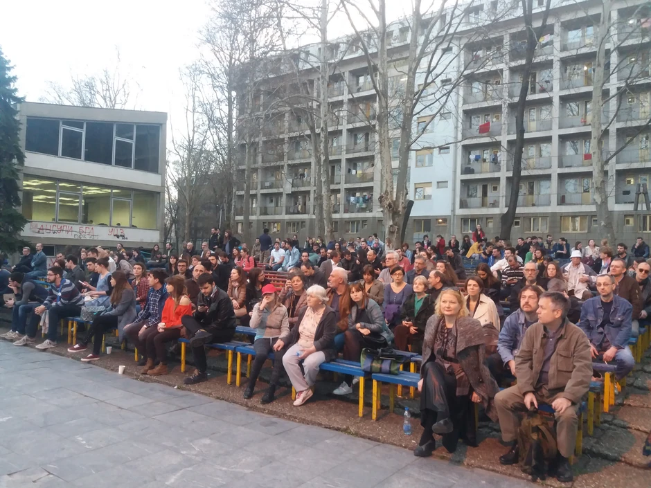 Znatan broj studenta i zainteresovanih popunio je klupe na letnjoj sceni