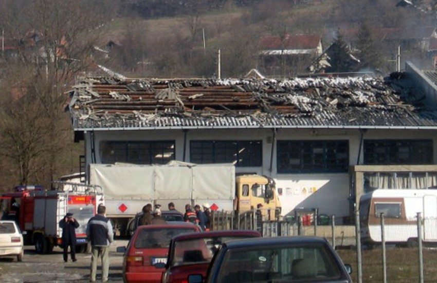 Magacin „Gile-gas” u Vrujcima, kamion firme koji je dovezao boce, vatrogasci na licu mesta, oštećen krov na objektu