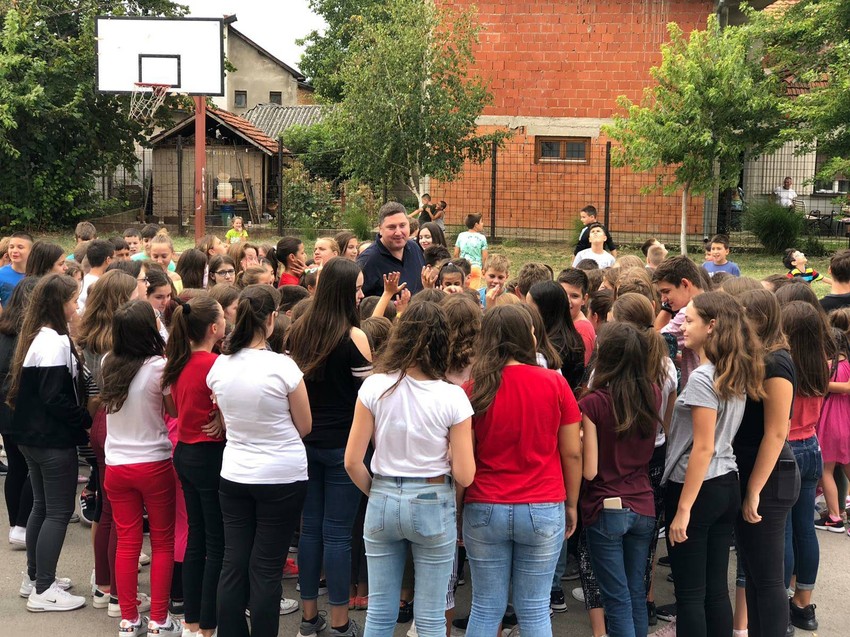 "Đaci će i dalje pokušavati da do znanja dođu prečicom, ali ćemo im mi, a ne veštačka inteligencija, objašnjavati zašto nije dobro da se u životu ide prečicom", poručuje Petrović