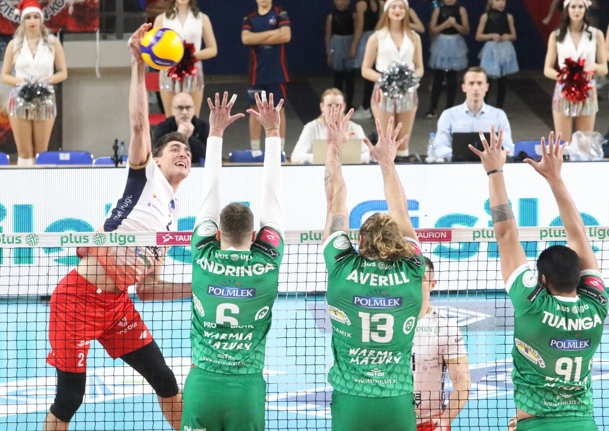 Zawodnik Grupy Azoty ZAKSA Kędzierzyn-Koźle Łukasz Kaczmarek (L) oraz Taylor Averill (2P) i Josua Tuaniga (P) i Robbert Andringa (2L) z Indykpolu AZS Olsztyn podczas meczu Ekstraklasy siatkarzy