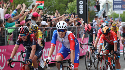 Végletekig kiélezett hajrá során dőlt el a Giro d'Italia első szakasza – Óriási tömeg gyűlt össze a visegrádi befutóra
