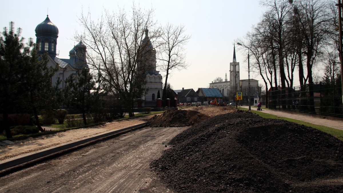 Do sierpnia centrum Wasilkowa zmieni się nie do poznania. Na głównym placu - między cerkwią a kościołem miasto funduje sobie wielkie rondo za ponad pięć milionów złotych. Na razie wszystko tu rozkopane, a przyjezdni kierowcy, jadąc w stronę przejścia granicznego w Kuźnicy, wpadają w pułapkę ślepej uliczki.