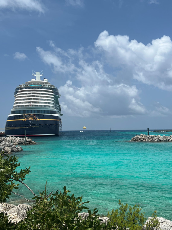 Statek cumuje na Bahamach