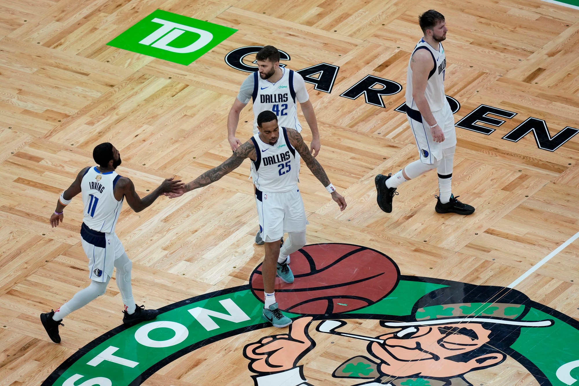 Basketbalisti Bostonu Celtics získali rekordný 18. titul v NBA.