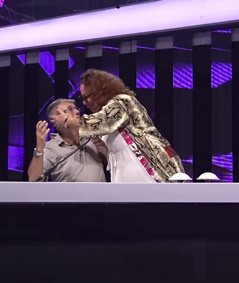 Ana Bekuta poljubila Sašu Popovića