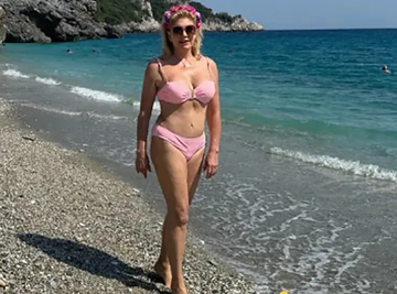 (FOTO) SUZANA MANČIĆ GRMI U KUPAĆEM U 69. GODINI: Njena figura, peščani sat 