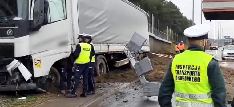 Ciężarówka staranowała bramki na autostradzie A2