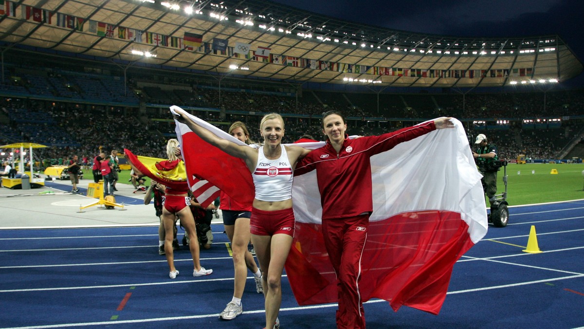 Tego, w sięgającej 1983 roku historii lekkoatletycznych mistrzostw świata, jeszcze nie było. Dwie biało-czerwone flagi zostały wciągnięte jednocześnie we wtorek wieczorem na maszt Stadionu Olimpijskiego w Berlinie. Medale za rywalizację w skoku o tyczce odebrały Anna Rogowska (SKLA Sopot) - złoty i Monika Pyrek (MKL Szczecin) - srebrny.