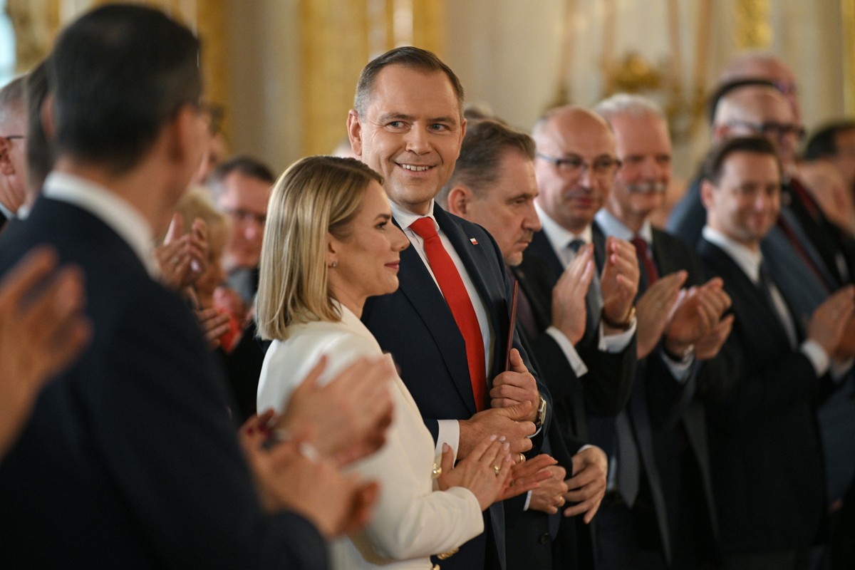 Prezydent elekt Karol Nawrocki i jego żona Marta Nawrocka podczas uroczystości wręczenia prezydentowi elektowi uchwały PKW ws. stwierdzenia wyniku wyborów prezydenckich