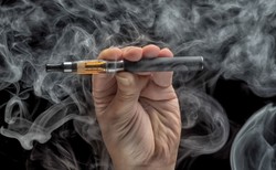 Brytyjscy lekarze osobom chcącym rzucić palenie będą zalecać e-papierosy