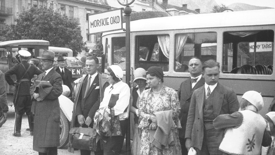 Pasażerowie czekający na autobus do Morskiego Oka na dworcu autobusowym w Zakopanem, 1931 r.